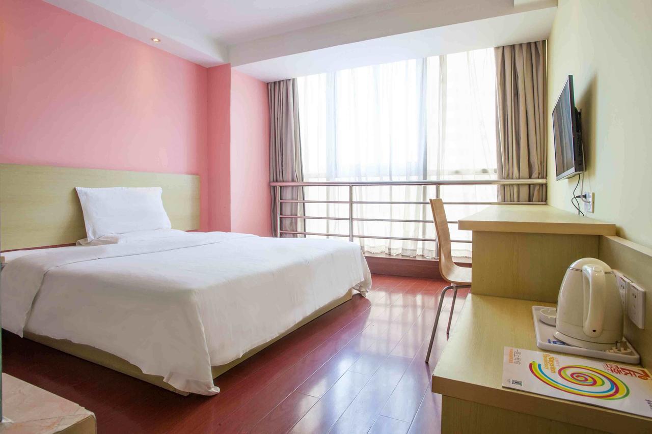 7Days Inn Xingyi Pingdong Avenue מראה חיצוני תמונה